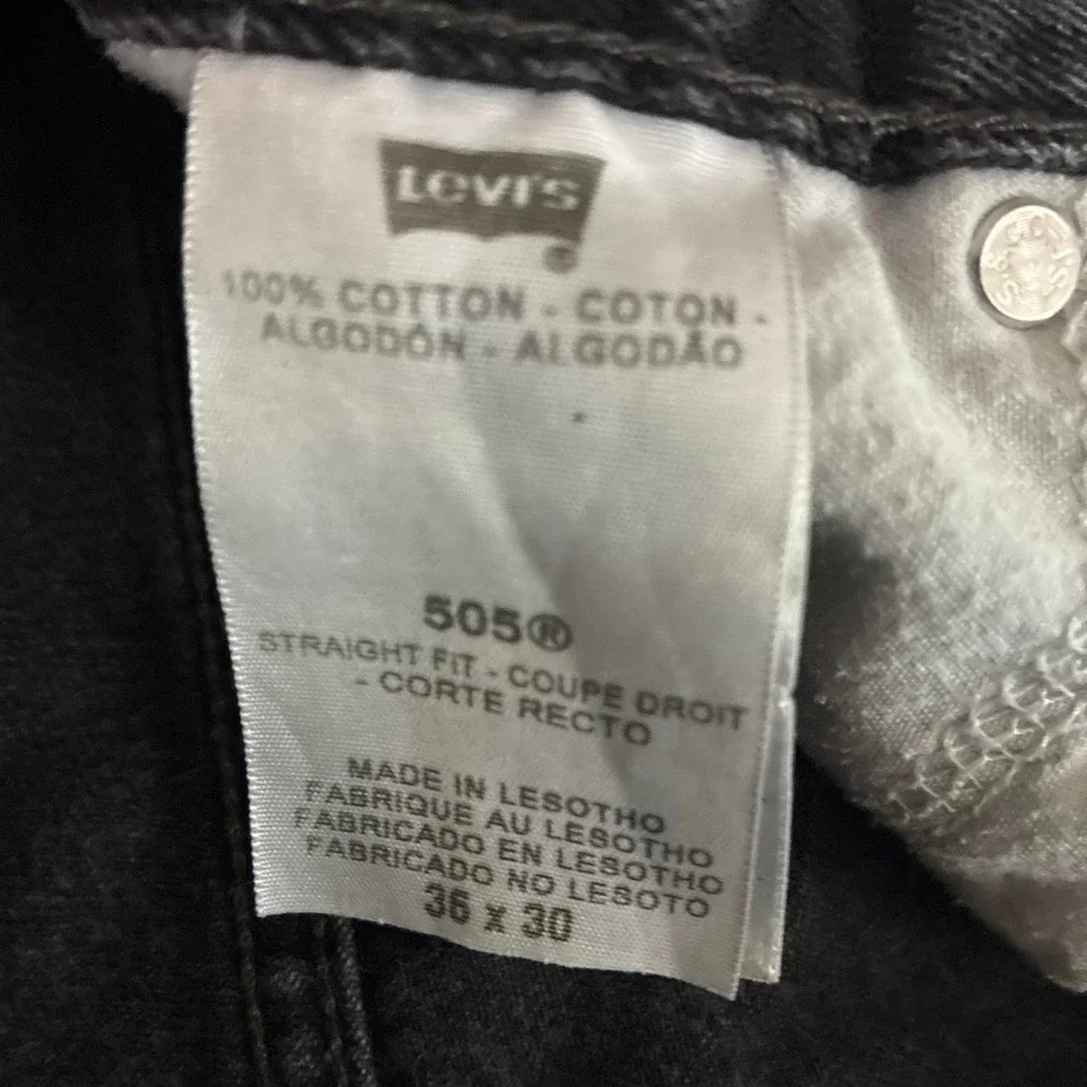 Preowned 2011 Black Levi's 505 straight fit denim jeans. 36